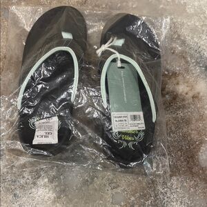 REVITALIGN Black and Mint Sandals